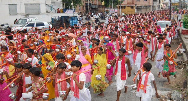 सुख सम्रद्धि के लिए महादेव का जलाभिषेक