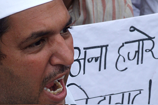 अवाम की आवाज़ अन्ना के साथ