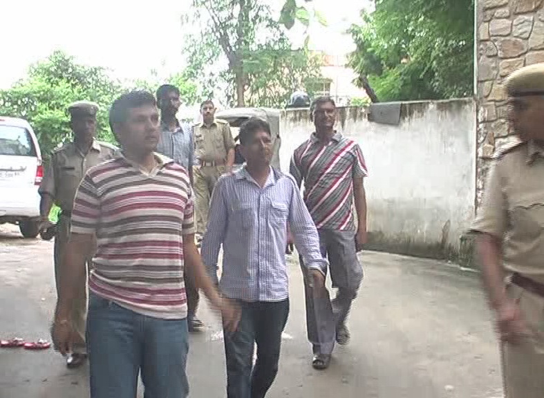 अब दिन दहाड़े अपहरण और लूट