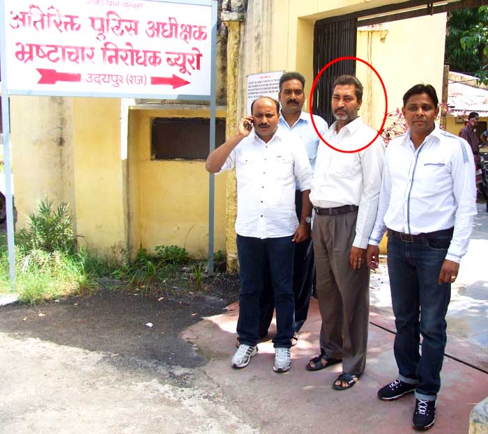 अस्मत मांगी रिश्वत में,नंगे हुए गिरफ्तार