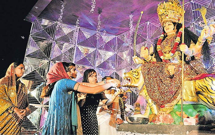 सुबह भक्तो की कतार शाम को गरबा की धूम