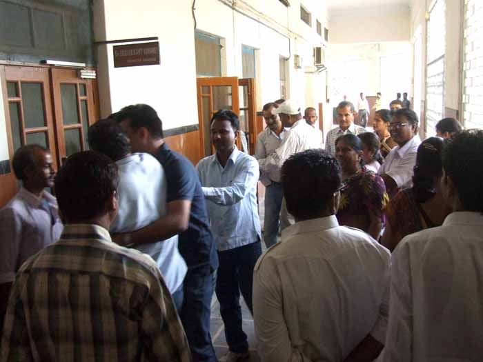 परिषद् की नीलामी में चली . धमकी , गुंडागर्दी और दादागिरी