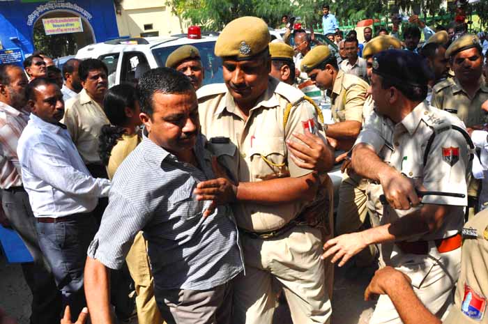 मंत्री को ज्ञापन देने पहुंचे कांग्रेस कार्यकर्ताओं  को पुलिस ने खदेडा