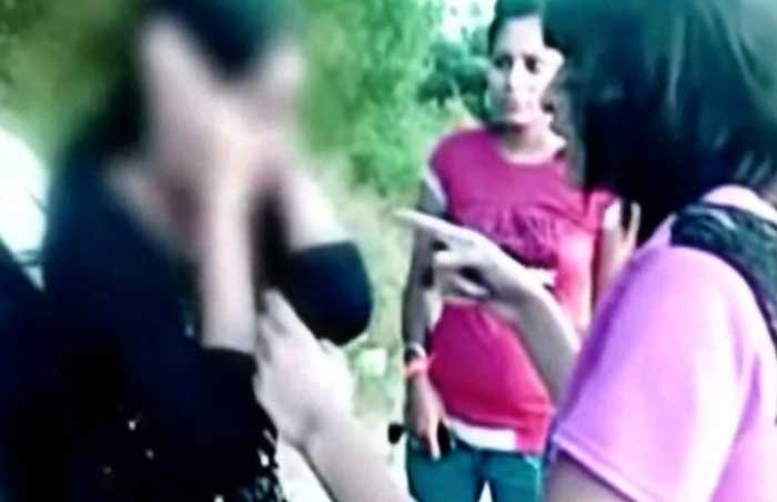 4 लेडी  दु: शासन ने लड़की की इज्ज़त की तार-तार