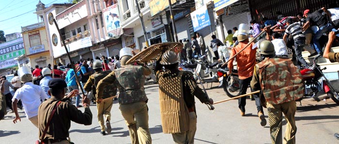 फेसबुक से उपजा विवाद पथराव और लाठीचार्ज में बदला