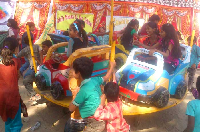 बाल मेले के रंग में रंगे बच्चे