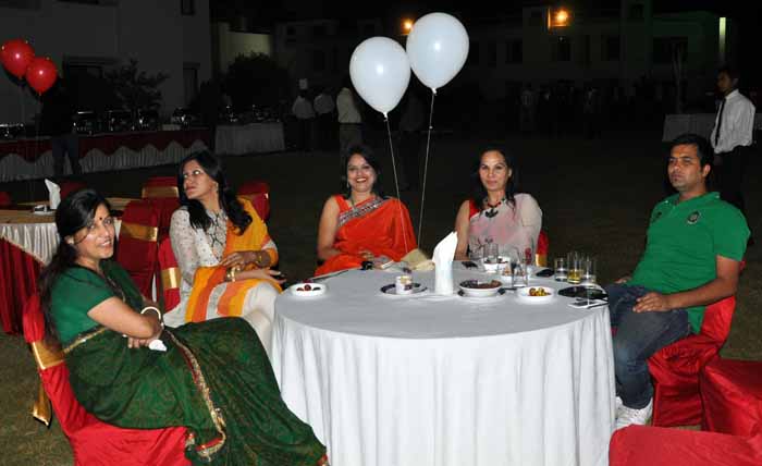 मिराज़ कार्निवाल के आगाज़ में झलकी अतिथियों की ख़ुशी ( फोटो )