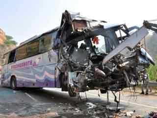बस ट्रक से टकराई, दो की मौत,15 घायल