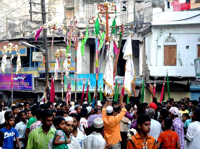 अकीदत के साथ निकाला छडीयों का जुलूस