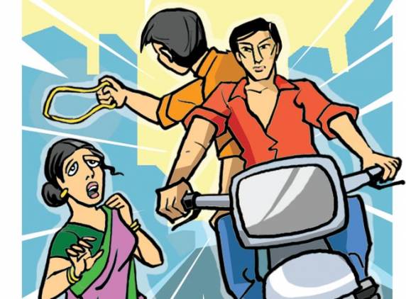 सोने की चैन ले उडे उचक्के