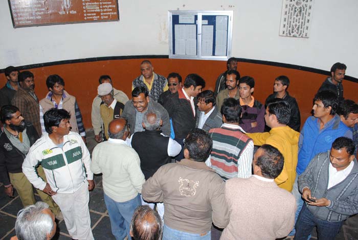 सभापति व बिल्डर में हुआ घमासान