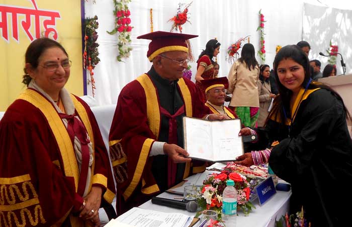 सैंतालीस विद्यार्थियों को स्वर्ण, ६० को उपाधियां