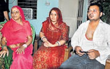 यहाँ डॉक्टर इलाज़ नहीं, गुंडागर्दी करते है