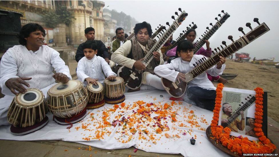 गंगा नदी के तट पर पंडित रविशंकर को श्रृद्धांजलि देते लोग. पं. रविशंकर का निधन 92 साल की उम्र में अमरीका में हुआ.