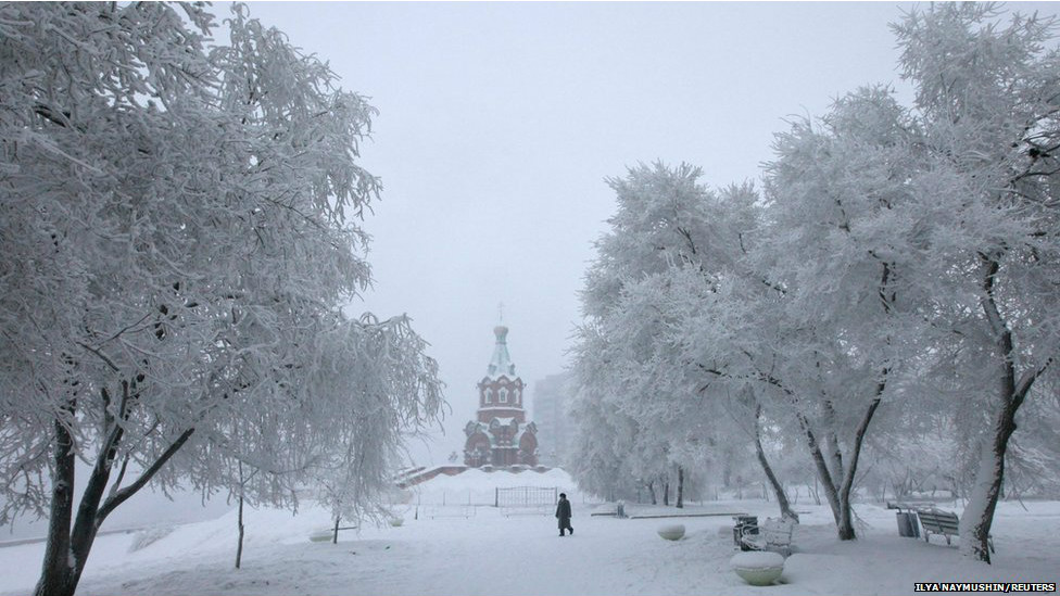 रूस में साइबेरियाई शहर क्रास्नोयास्क में -30 डिग्री सेल्सियस तापमान में चर्च जाती महिला.