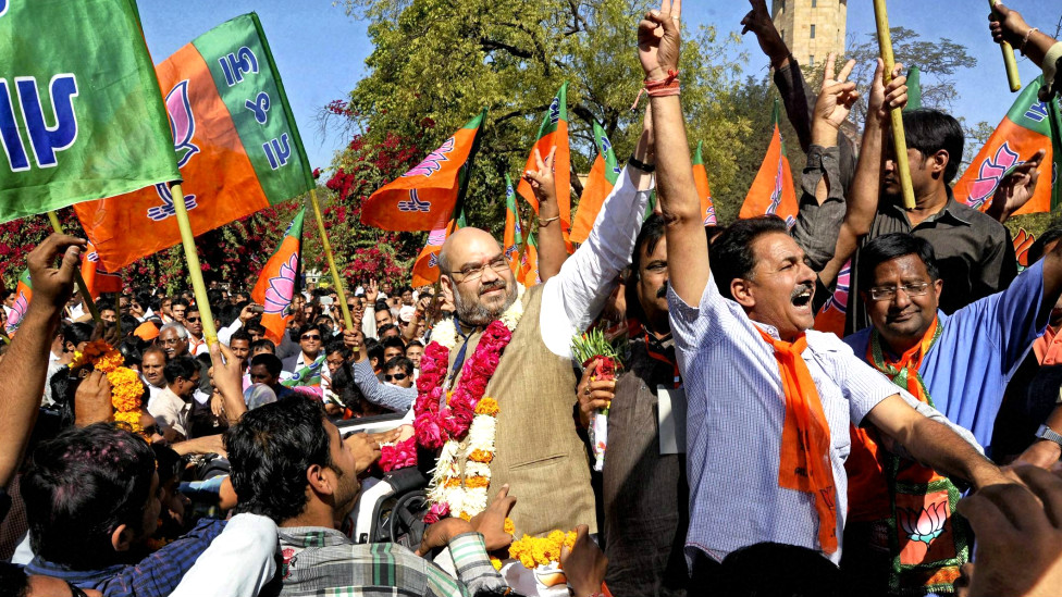 अहमदाबाद के पार्टी कार्यालय में भाजपा कार्यकर्ता बीजेपी के झंडे तले जश्न मनाते हुए.