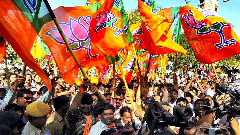 गुजरात विधान सभा चुनाव में मोदी की जीत की हैट ट्रिक के बाद भाजपा के अहमदाबाद कार्यालय में जश्न मनाते पार्टी कार्यकर्ता. (फोटो- पीटीआई)