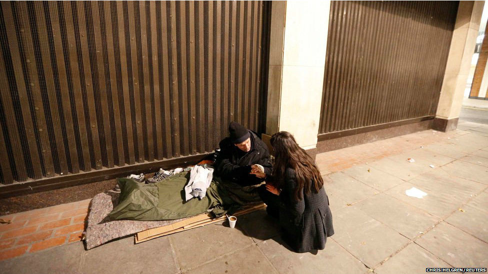 मध्य लंदन की एक सड़क पर रह रहे बेघर लोगों का एक नजारा.