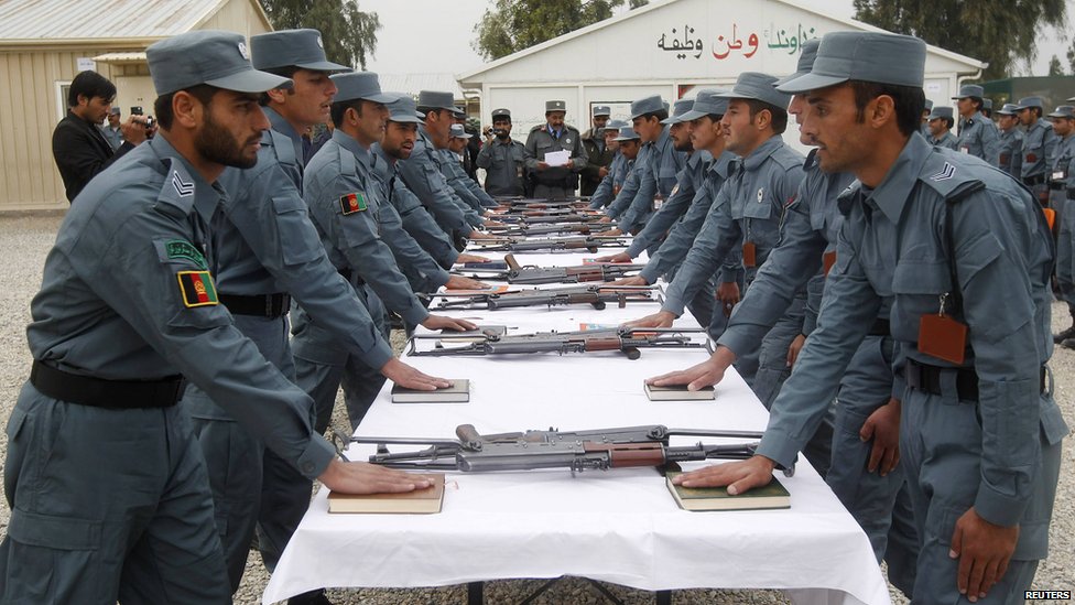 अफगानिस्तान के जलालाबाद शहर में नए पुलिसकर्मी अपनी ट्रेनिंग पूरी होने पर आयोजित एक कार्यक्रम में शामिल हुए.