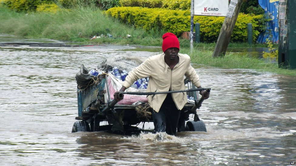 केन्या की राजधानी नैरोबी में भारी बारिश के कारण शहर की कई सड़कें जलमग्न हो गई हैं.