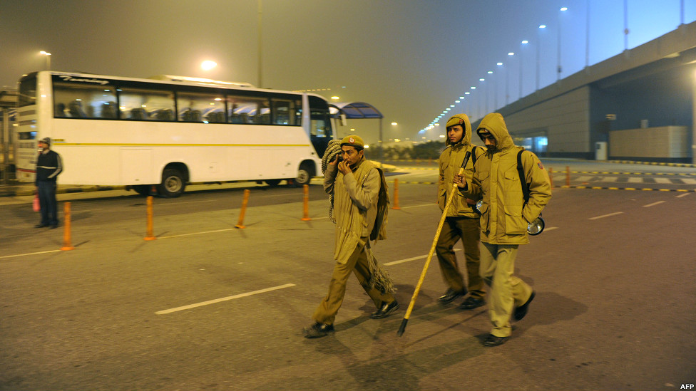 दिल्ली की बलात्कार की शिकार युवती का शव सिंगापुर से रविवार सुबह विशेष विमान से दिल्ली लाया गया.