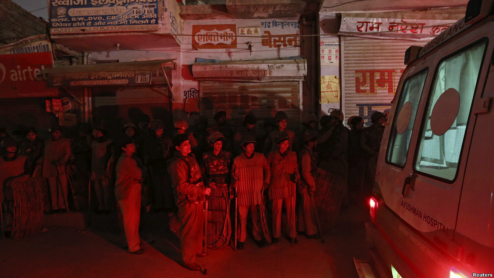 दिल्ली में युवती का शव आने से पहले उसके घर के बाहर पुलिसकर्मी तैनात थे.