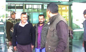 उदयपुर एयरपोर्ट से बहार आते आज़म और पुलिस अधिकारी 