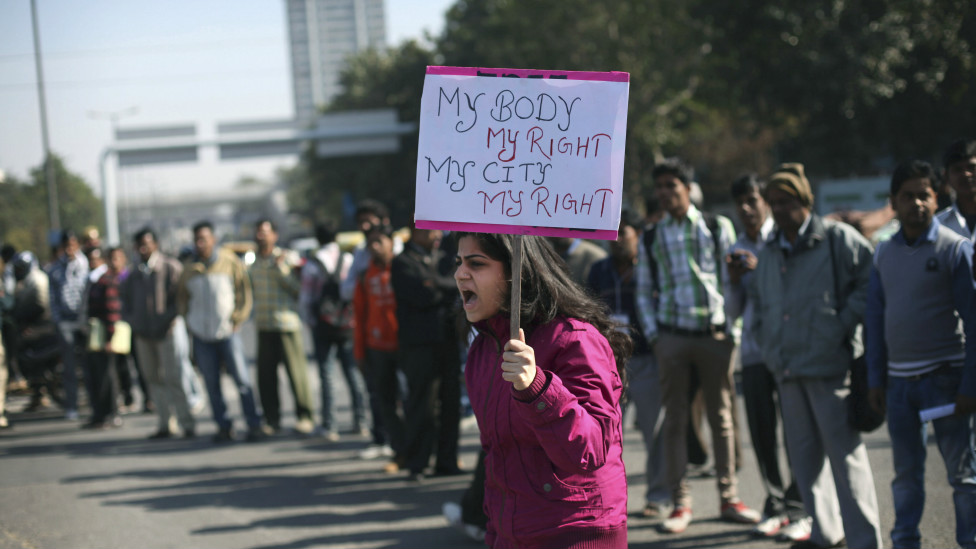 दिल्ली में रविवार को एक लड़की के साथ सामूहिक बलात्कार की घटना पर लोगों का गुस्सा फूट रहा है. राजधानी दिल्ली समेत पूरे देश में इस घटना की निंदा हो रही है. पुलिस को गुस्साए प्रदर्शनकारियों से निपटने में खासी मशक्कत करनी पड़ रही है