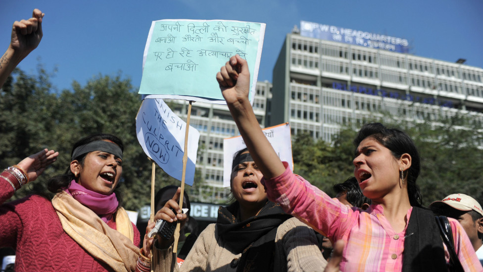 रविवार रात को फिजियोथेरेपी की पढ़ाई कर रही इस लड़की का दिल्ली में चार लोगों ने एक चलती बस में 'बर्बरता' से बलात्कार किया. आम जनता में इस मुद्दे पर काफी रोष है और वे महिलाओं की सुरक्षा के लिए कड़े उपाय किए जाने के लिए दबाव डाल रहे हैं.