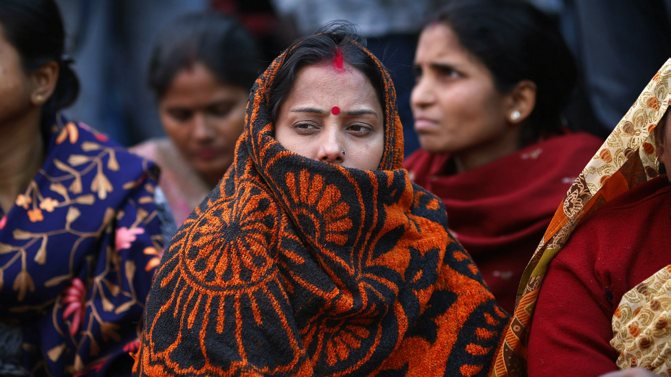 दिल्ली को महिलाओं के लिए असुरक्षित शहर माना जाता है. आए दिन राजधानी में बलात्कार की खबरें मिलती हैं. सार्वजनिक स्थलों और वाहनों में महिलाओं के साथ छेड़छाड़ एक बड़ी समस्या है.