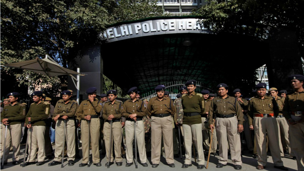 दिल्ली पुलिस के मुख्यालय के बाहर भी सुबह से ही बड़ा प्रदर्शन हुआ जिसके कारण दूर-दूर तक की सड़कों का यातायात प्रभावित हुआ. प्रदर्शकारियों के गुस्से को देखते हुए मुख्यालय के बाहर सुरक्षा खासी चाक चौबंद दिखी.