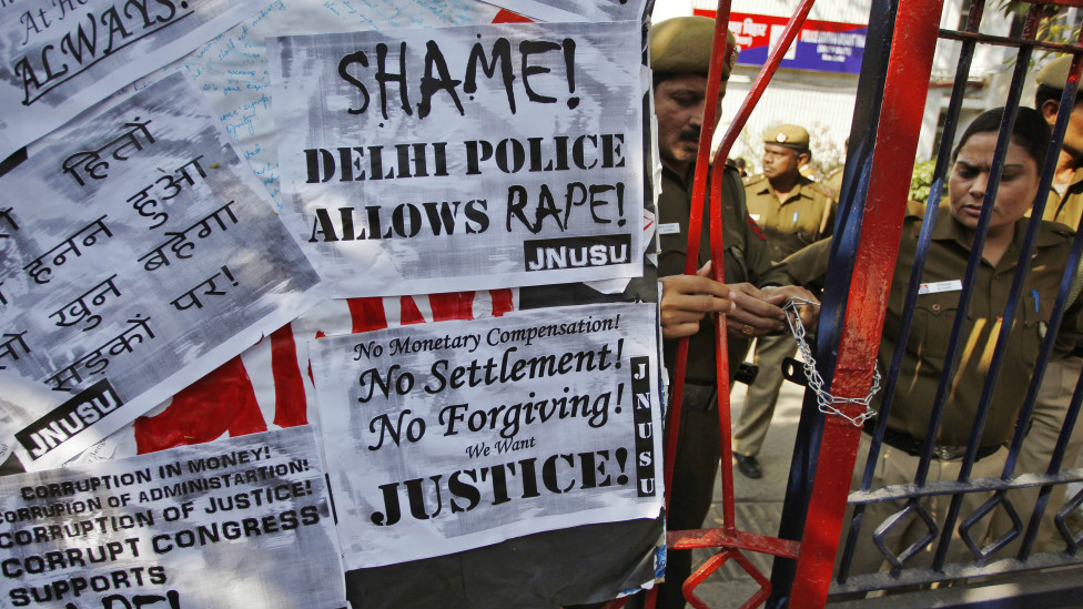 सामूहिक बलात्कार के मामले पर दिल्ली हाई कोर्ट ने पुलिस को फटकार लगाई है. अदालत ने कहा, “पुलिस और न्यायापालिका में जनता का विश्वास खत्म हो रहा है. इस घटना से पहले पुलिस क्या कर रही थी?”