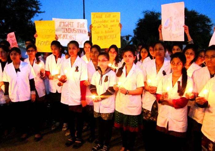 udaipur stdunt agsinst dehli gang rape