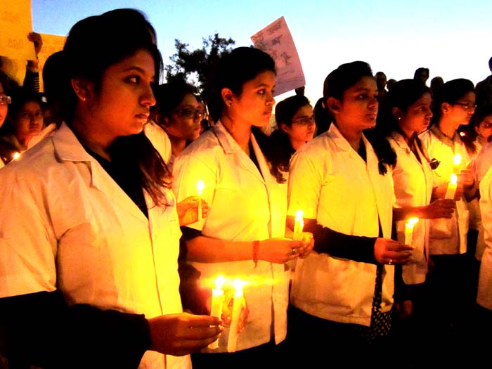 udaipur stdunt candel march against dehli gang rape
