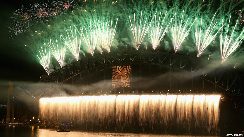 ऑस्ट्रेलिया के कई शहरों में नव वर्ष के स्वागत में जबर्दस्त आतिशबाज़ी की गई