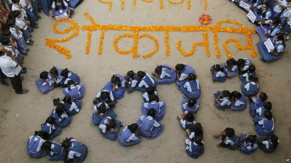 भारत में नए साल का जश्न हर साल के मुकाबले फीका रहा. बलात्कार की शिकार लड़की को स्कूली बच्चों ने इस तरह श्रद्धांजलि दी.