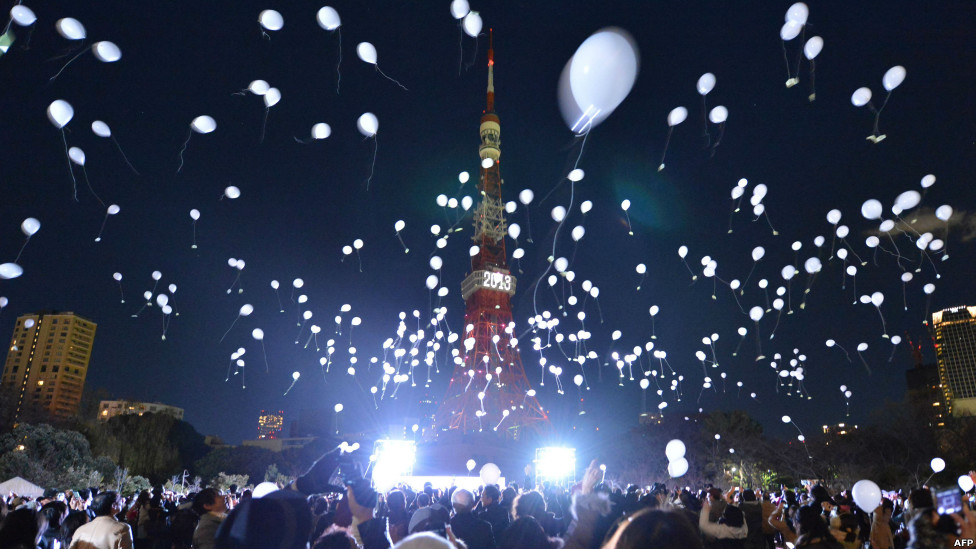 जापान की राजधानी टोक्यो के प्रिंस पार्क में नए साल का जश्न इस तरह मनाया गया.