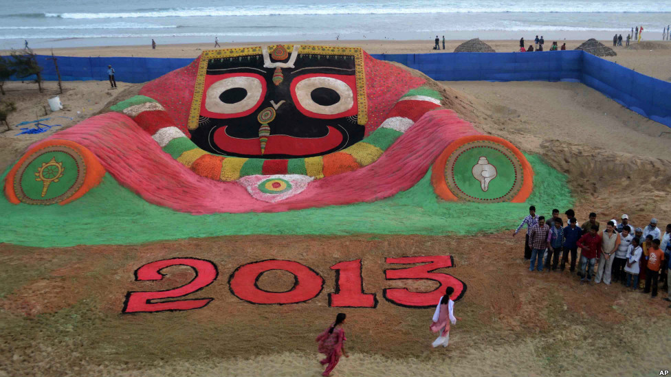 रेत से तस्वीरें उकेरने वाले वाले भारतीय कलाकार सुदर्शन पटनायक ने पुरी के तट पर नव वर्ष का स्वागत इस तरह किया.
