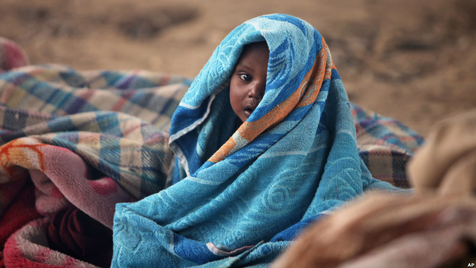 ठंड की सबसे ज्यादा मार बेघर लोगों पर पड़ती है. समाचार एजेंसी पीटीआई के अनुसार ठंड से अकेले उत्तर प्रदेश में अब तक 107 लोग मारे गए हैं.