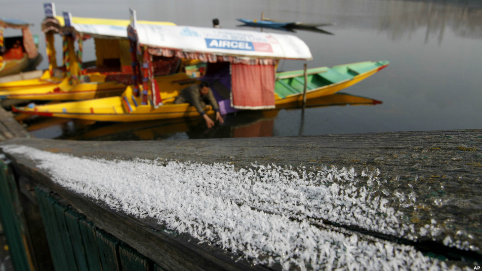 सर्द मौसम में श्रीनगर की मशहूर डल झील में भी हलचल थम गई है.