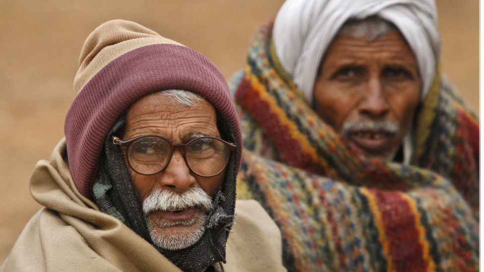 कड़ाके की सर्दी और घने कोहरे के बीच धूप से दर्शन मुश्किल हो रहे हैं.