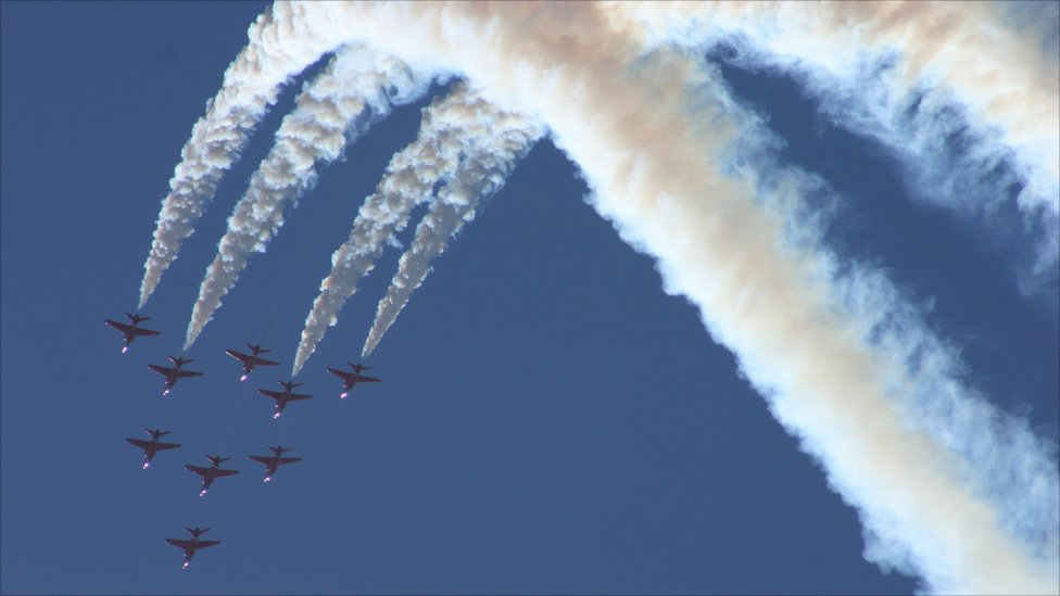आसमान मे कलाबाजियां दिखाते लड़ाकू विमान. ये अदभुत तस्वीर हमें डेविड चिक ने भेजी है.