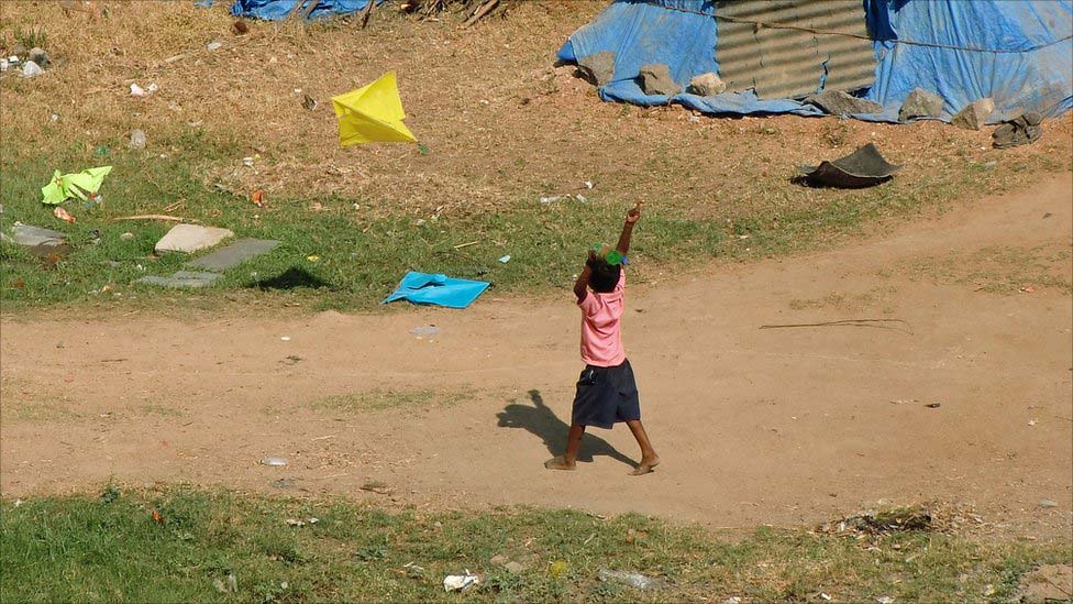 मकर संक्रांति के मौके पर एक बच्चा पतंग उड़ाता हुआ.(तस्वीर- जॉन जे)