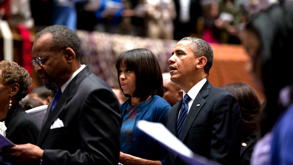 अमरीका के राष्ट्रपति बराक ओबामा और उनकी पत्नी मिशेल ओबामा ने शपथ ग्रहण समारोह के पहले दिन वॉशिंगटन के मेट्रोपॉलिटन अफ्रीकन मेथोडिस्ट चर्च में आयोजित समारोह में शामिल हुए.