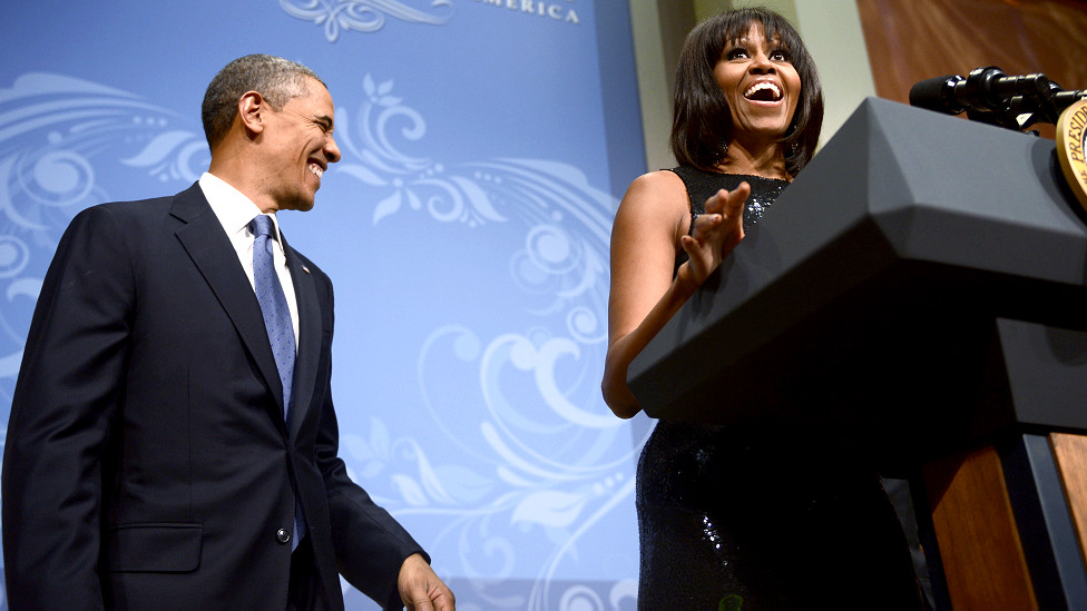 अमरीका की प्रथम महिला मिशेल ओबामा मंच पर से अपना भाषण देते हुए. ये उदघाटन समारोह वॉशिंगटन के नेशनल म्यूज़ियम बिल्डिंग में रविवार को आयोजित किया गया.