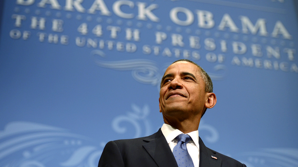 वॉशिंगटन के नेशनल बिलडिंग में मिशेल ओबामा के भाषण के दौरान उन्हें बड़ी ध्यान से सुनते हुए राष्ट्रपति बराक हुसैन ओबामा.