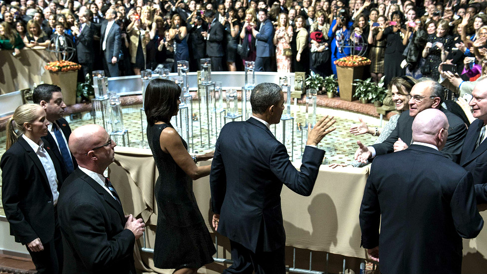 समारोह के दौरान वहां इकट्ठा हुए लोगों का अभिवादन स्वीकार करते राष्ट्रपति बराक ओबामा अपनी पत्नी मिशेल के साथ. साथ में हैं उपराष्ट्रपति जोज़ेफ आर. बिदेन.