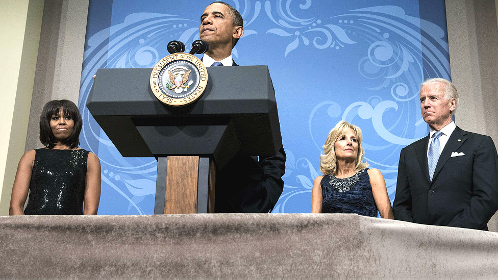 ओबामा के भाषण के दौरान मंच पर मौजूद उनकी पत्नी मिशेल ओबामा, डॉ जिल बिदेन और उपराष्ट्रपति जोजेफ़ आर बिदेन उन्हें सुनते हुए.