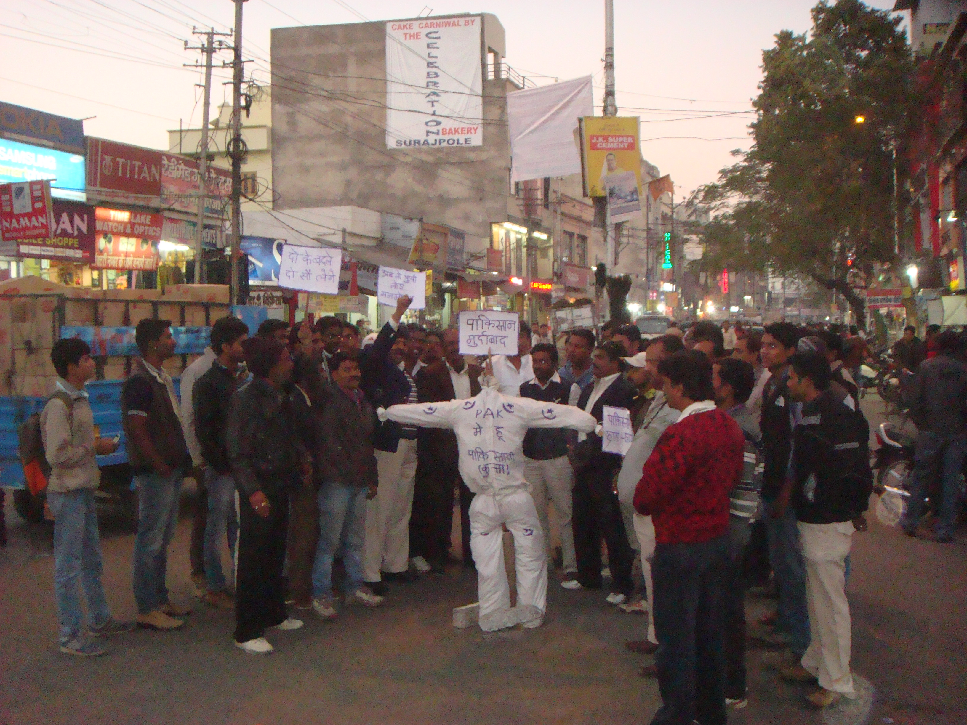 पाक की नापाकी पर गुस्सा और विरोध