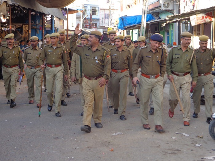 अतिक्रमण पर पुलिस की दबंगई